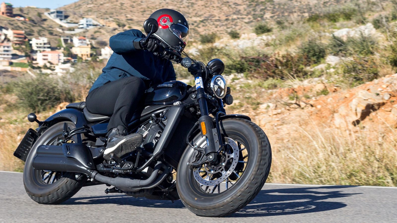 Στο επαρχιακό οδικό δίκτυο θα σου εμπνεύσει εμπιστοσύνη στις στροφές, ενώ ακόμα και σε υψηλές ταχύτητες δεν παρουσίασε ταλαντώσεις υπό κλίση.