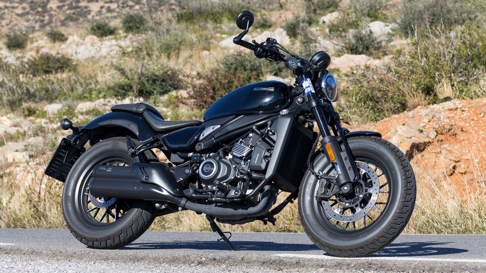 Οι καμπύλες γεμίζουν το μάτι σε ολόκληρο το σύνολο, από το μπροστινό φτερό μέχρι και τον πίσω τροχό.