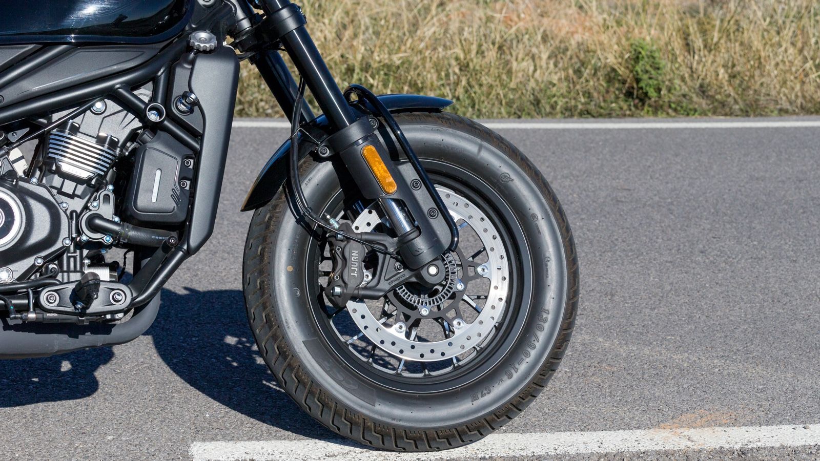 Τηλεσκοπικό πιρούνι 37 χιλιοστών και δίσκος 320 χιλιοστών.