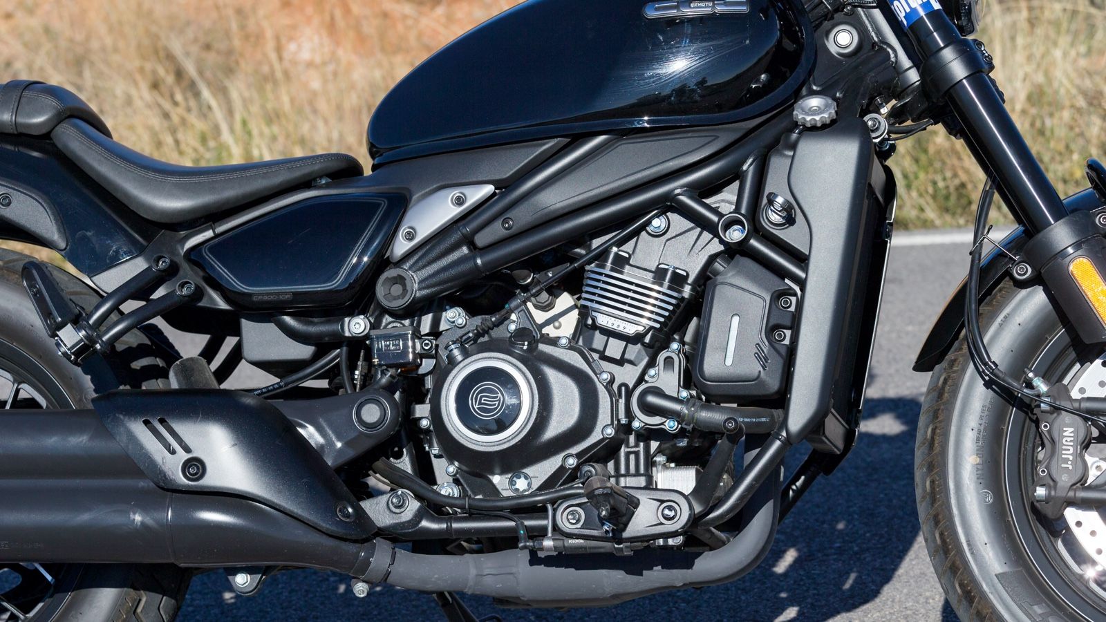 Ο εν σειρά δικύλινδρος με τα 449 κ.εκ. και τα διαστήματα ανάφλεξης 270° αποδίδει 41 ίππους και 42 Nm ροπής.