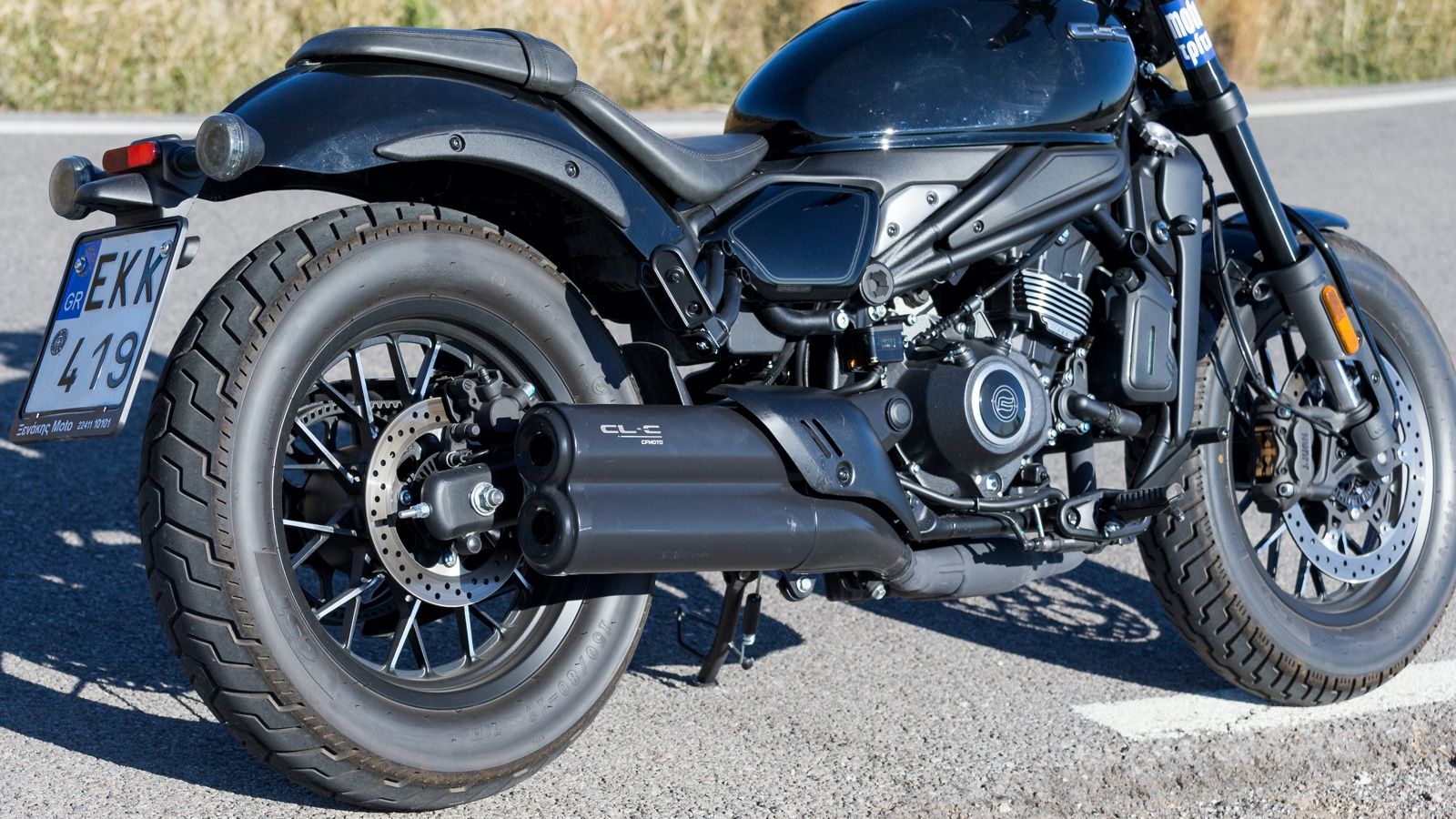 Ατσάλινο σωληνωτό πλαίσιο και ―έκπληξη για την κατηγορία― μονοσόκ αμορτισέρ πίσω.