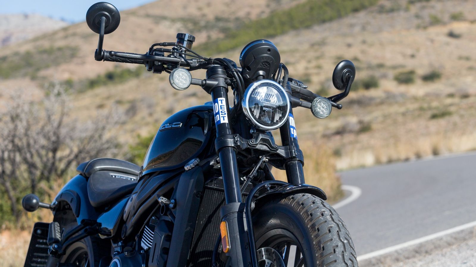 Την retro εικόνα ολοκληρώνει το εκτεθειμένο πλαίσιο και η λακωνική χρήση πλαστικών.