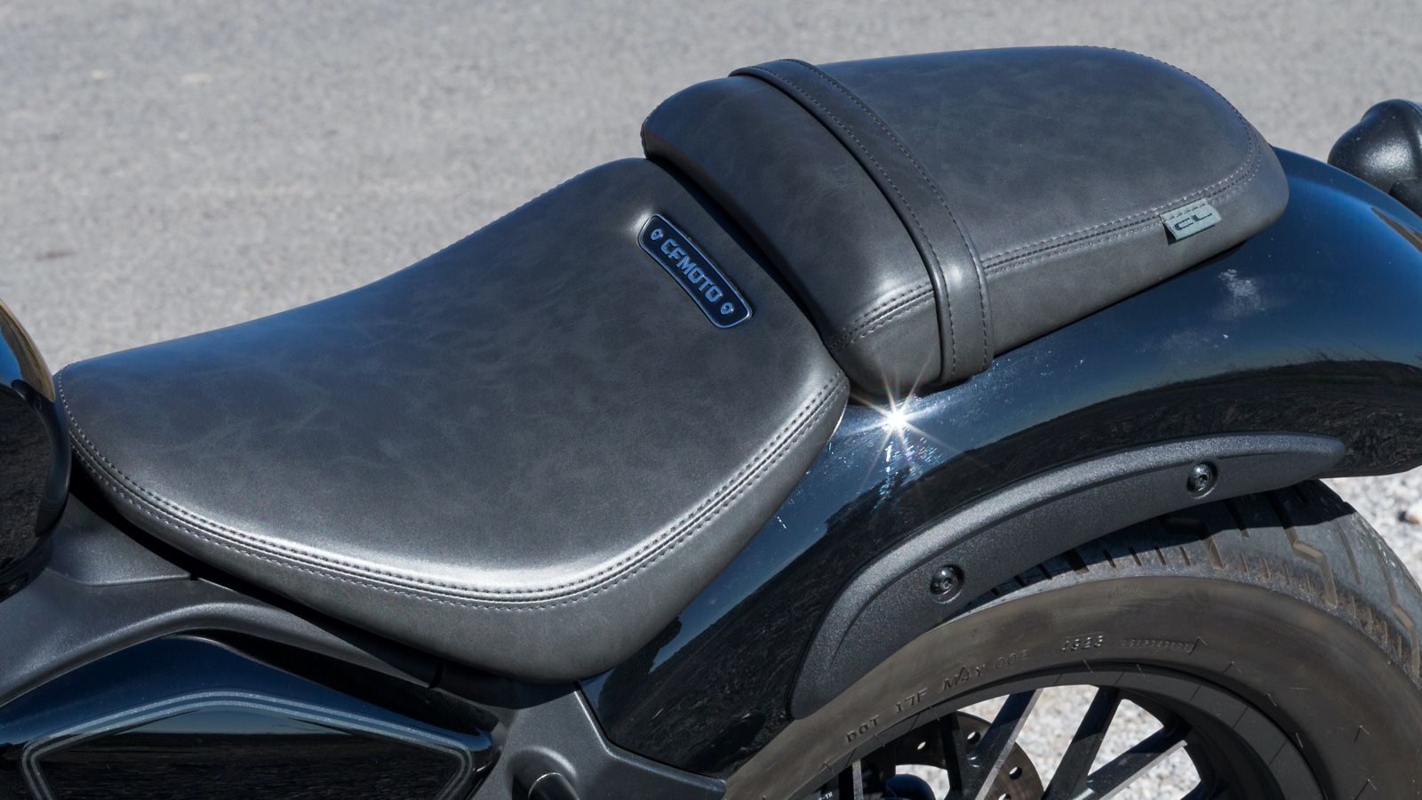 Ενώ ο αναβάτης είναι άνετος, ο συνεπιβάτης έχει στη διάθεσή του μικρή και σκληρή σέλα, ψηλά μαρσπιέ και δυστυχώς όχι χειρολαβές.