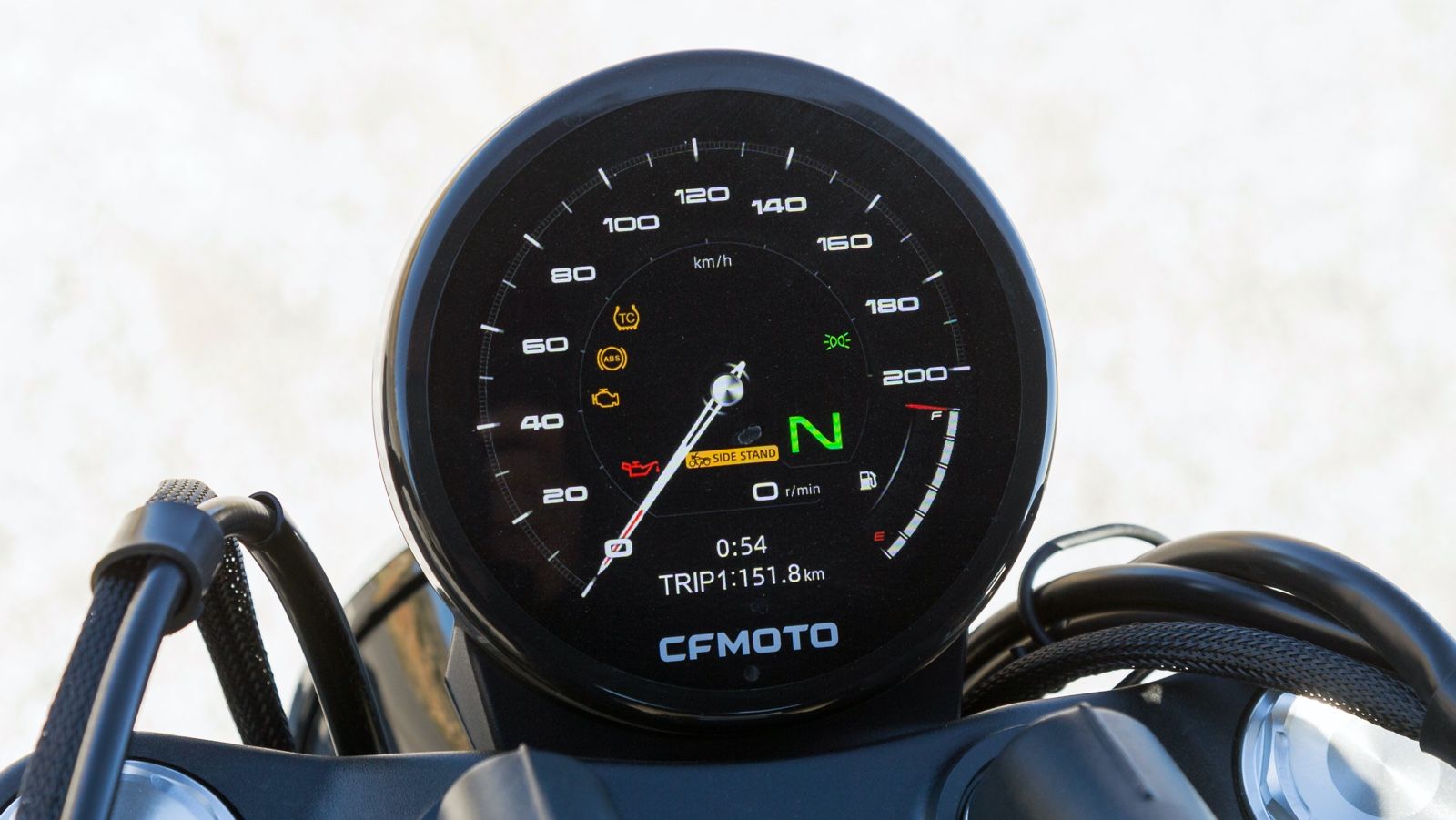 Η TFT οθόνη 5 ιντσών λειτουργεί εξαιρετικά και έχει περιμετρικά την ένδειξη της ταχύτητας.