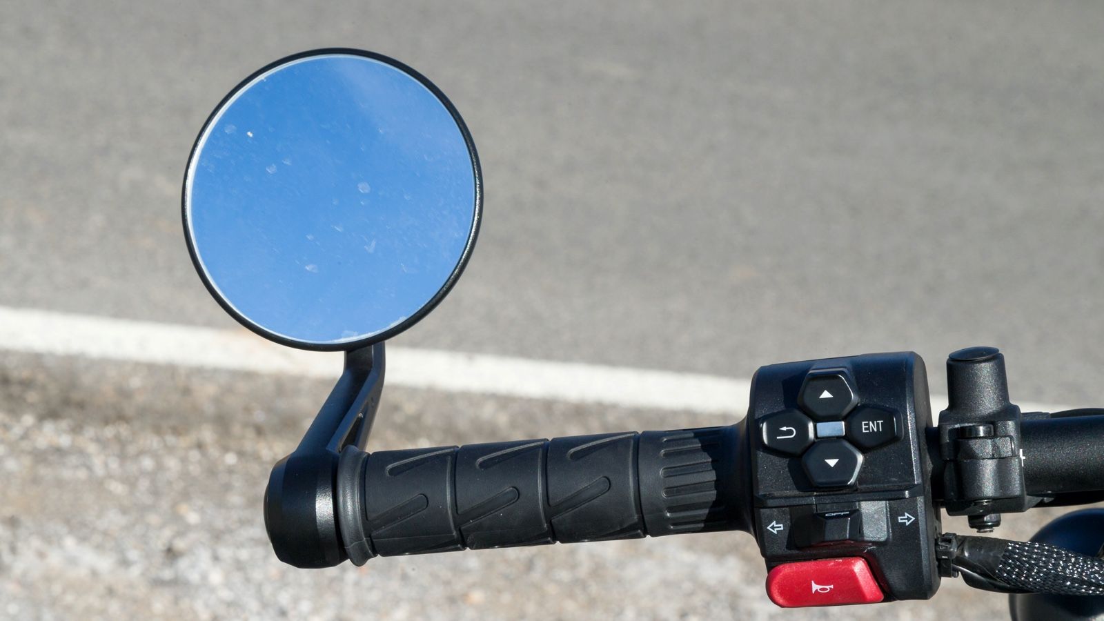 Οι διακόπτες έχουν καλή ανάδραση και λογική τοποθέτηση, όπως μας έχει συνηθίσει η CFMOTO.