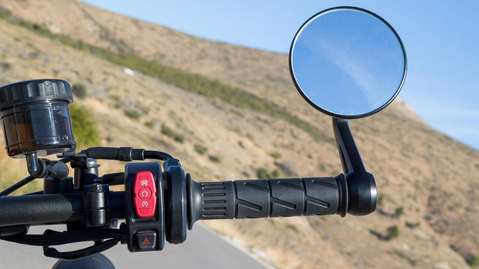 Οι καθρέφτες είναι λειτουργικοί, παρά την τοποθέτησή τους στα αντίβαρα του τιμονιού.