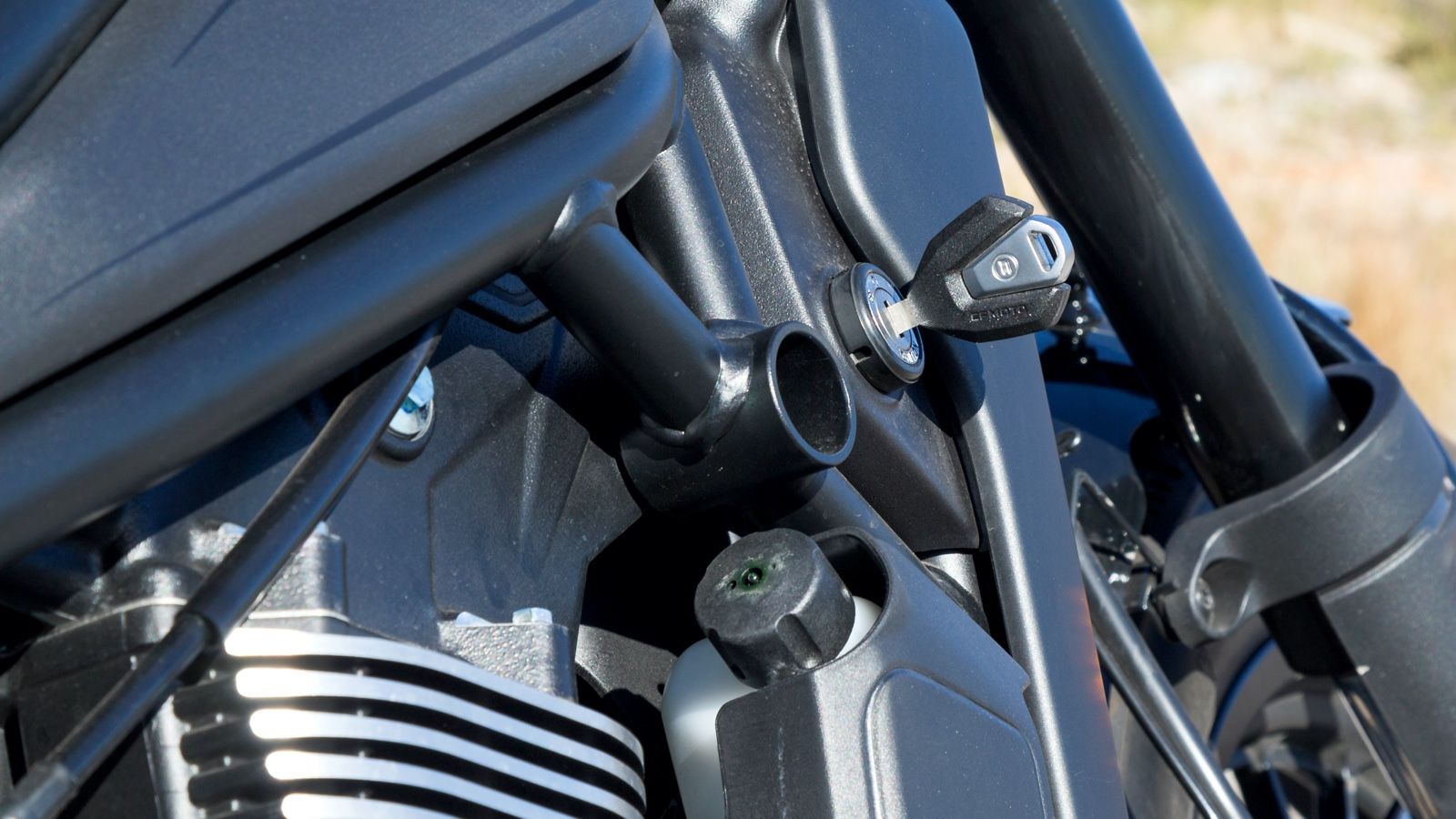 Κεντρικός διακόπτης στο πλάι, όπως και στις κλασικές cruiser.