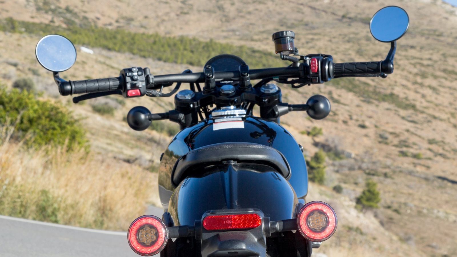 Το σχήμα του κύκλου επικρατεί και θα το συναντήσεις στον κεντρικό προβολέα, την οθόνη, τα φλας και τους καθρέπτες.