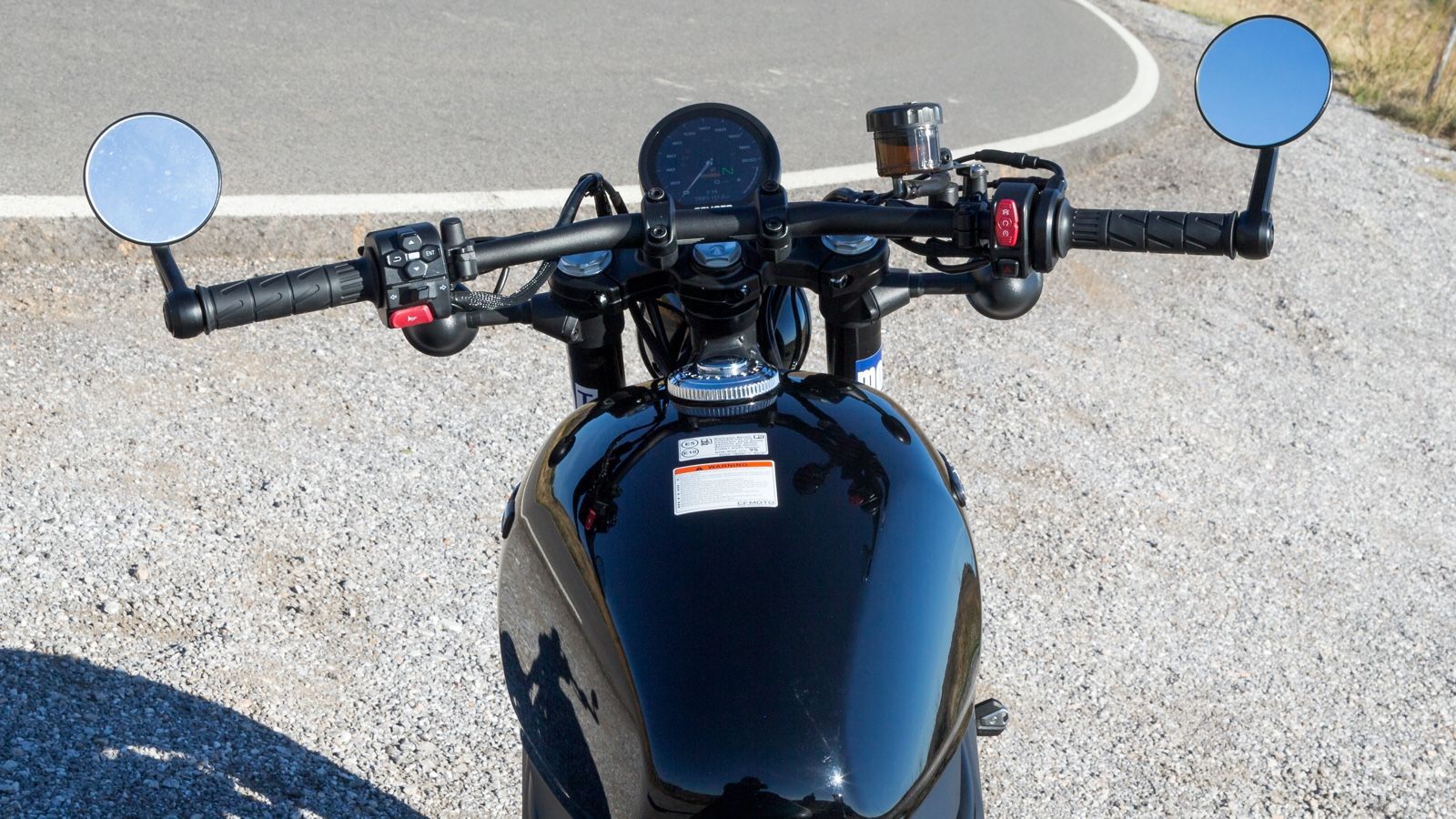 To τιμόνι είναι μονοκόμματο και αρκετά φαρδύ και η τοποθέτησή του φέρνει τον αναβάτη σε όρθια στάση.