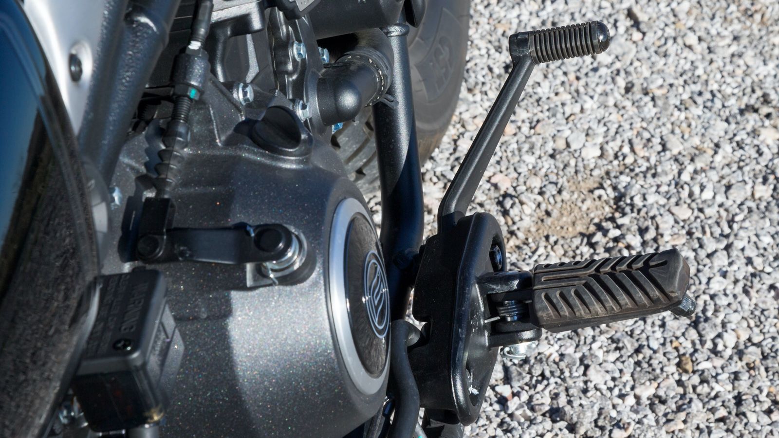 Τα μαρσπιέ τού αναβάτη είναι τοποθετημένα μπροστά, κατά τα συνήθη σχεδιαστικά πρότυπα της κατηγορίας.