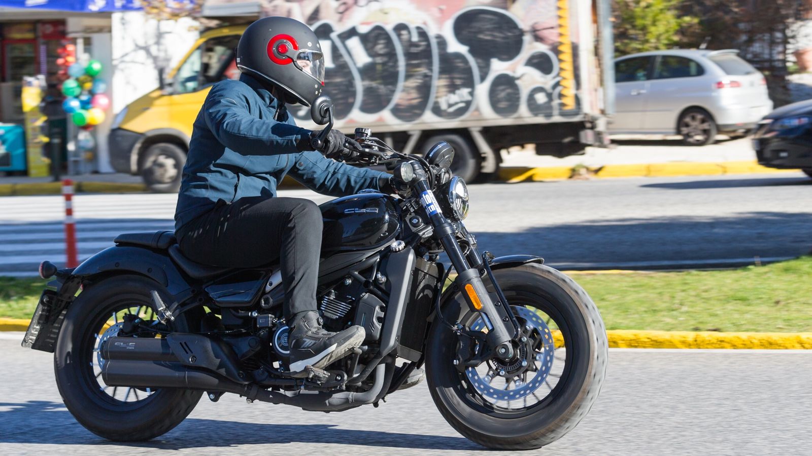 To εργονομικό τρίγωνο του αναβάτη επιτρέπει αρκετή ώρα οδήγησης χωρίς στάση και είναι αρκετά καλό για τα δεδομένα της κατηγορίας.