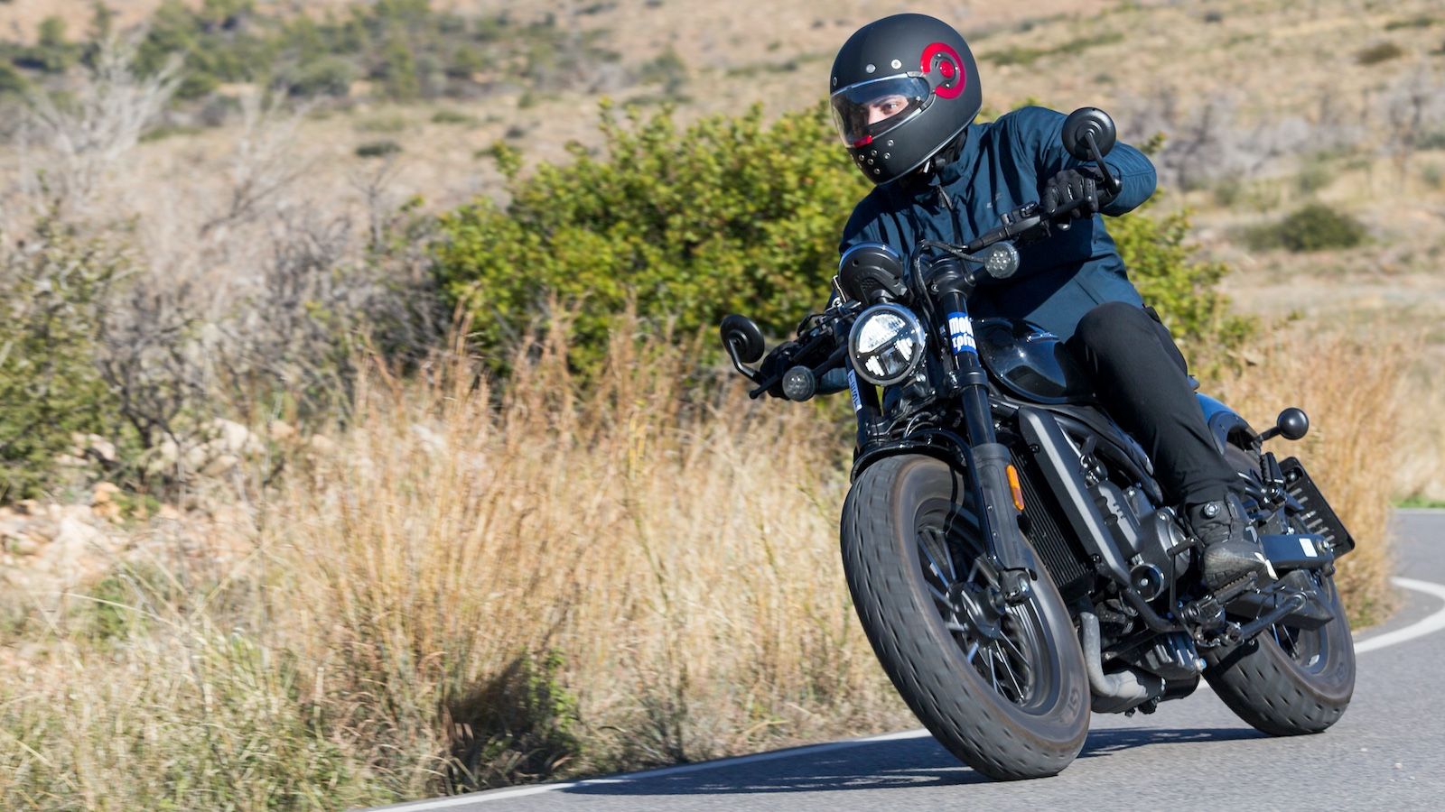 Κινείται εξίσου άνετα τόσο στο αστικό περιβάλλον όσο και σε επαρχιακές οδούς.