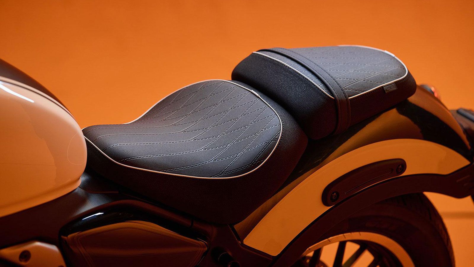 Η σημαντικότερη αλλαγή στο 450CL-C MY26 αφορά τη σέλα, η οποία διαθέτει νέα επένδυση με πάχος 55 mm και αυξημένο πλάτος κατά 20 mm σε κάθε πλευρά. 