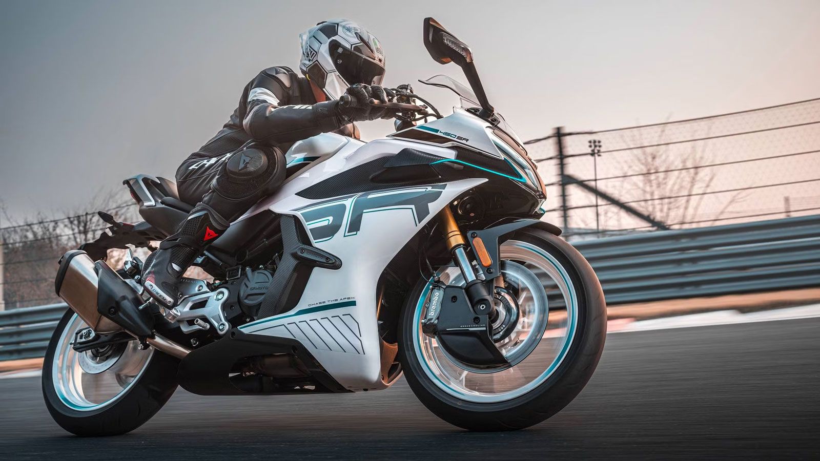 Η CFMoto 450SR 2025 αποκτά ένα ανανεωμένο δικύλινδρο εν σειρά κινητήρα 449 κ.εκ. με στρόφαλο 270 μοιρών, που αποδίδει πλέον 51 ίππους και 40Nm ροπής.