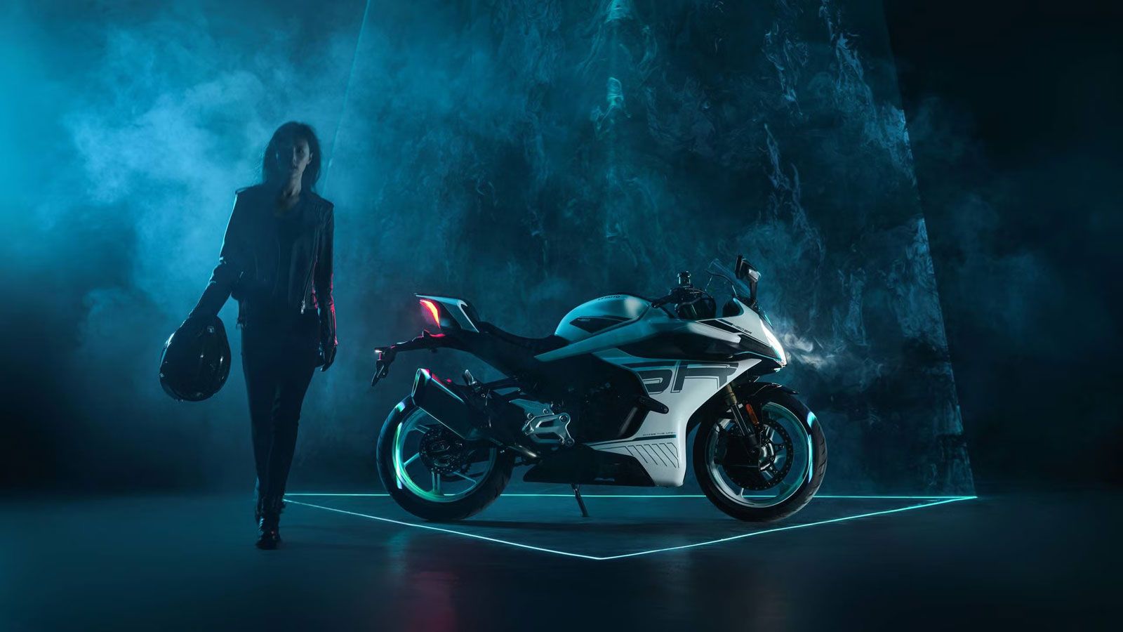 Η σχεδίαση της νέας 450SR παραμένει πιστή στον σπορ χαρακτήρα, με προσεκτικά φρεσκαρισμένες λεπτομέρειες που ανεβάζουν την αγωνιστική της εικόνα. 