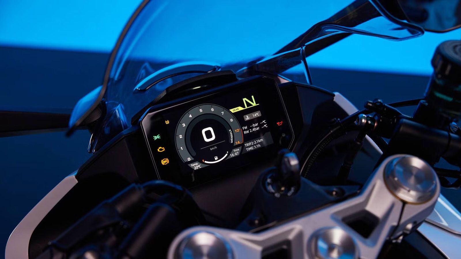 Η 450SR ξεχωρίζει για τον πλούσιο εξοπλισμό της, ο οποίος περιλαμβάνει μία καμπύλη TFT οθόνη 5 ιντσών με ευανάγνωστα γραφικά, πλήρη συνδεσιμότητα με s