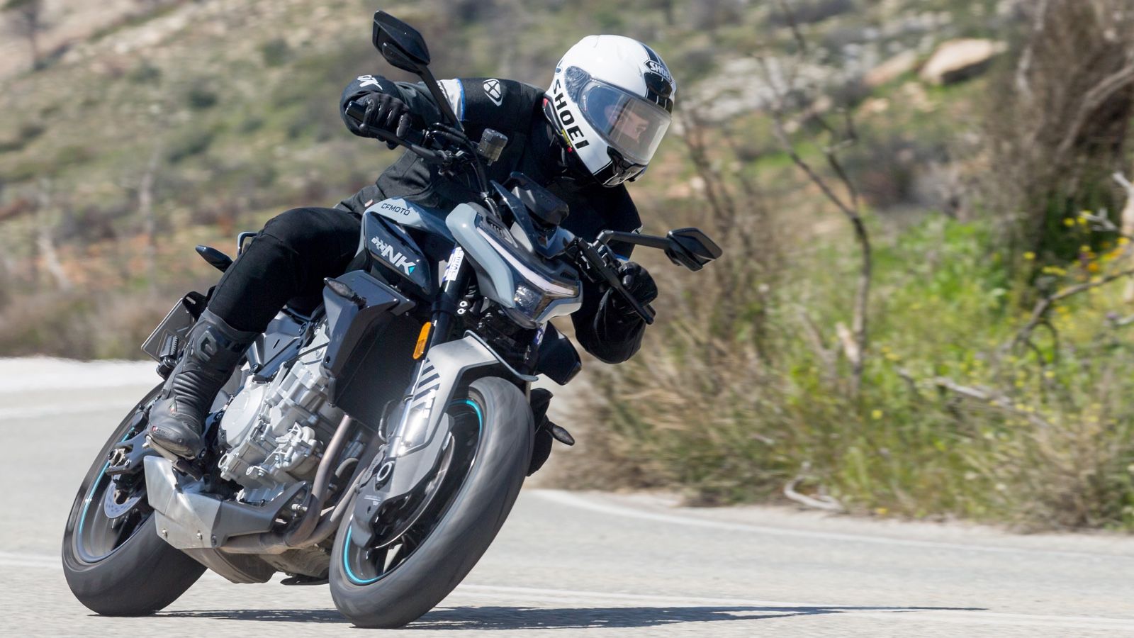 Παρά το κοντό μεταξόνιο, διαπιστώσαμε πως η μοτοσυκλέτα είναι σταθερή σε υψηλές ταχύτητες, ενώ δεν παρουσίασε ταλαντώσεις μέσα σε γρήγορες στροφές.