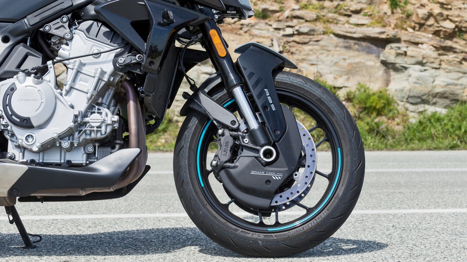 Πλήρως ρυθμιζόμενο ανεστραμμένο πιρούνι 41χλστ της KYB και δίσκους 300 χιλιοστών με αεραγωγούς.