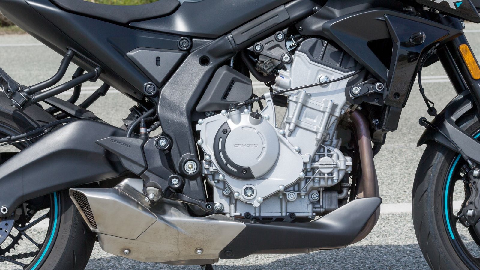 Τρικύλινδρος εν σειρά 675 κ.εκ. με 94 ίππους και κατανάλωση 4,9 λίτρα/100χλμ.