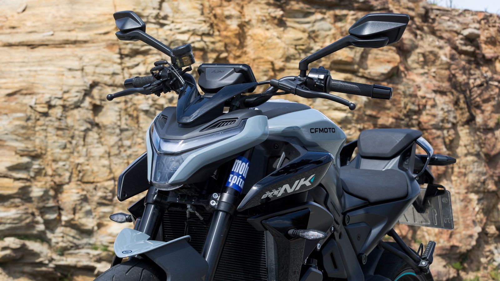 Ο εμπρός προβολέας παραμένει ίδιος με την 800ΝΚ.