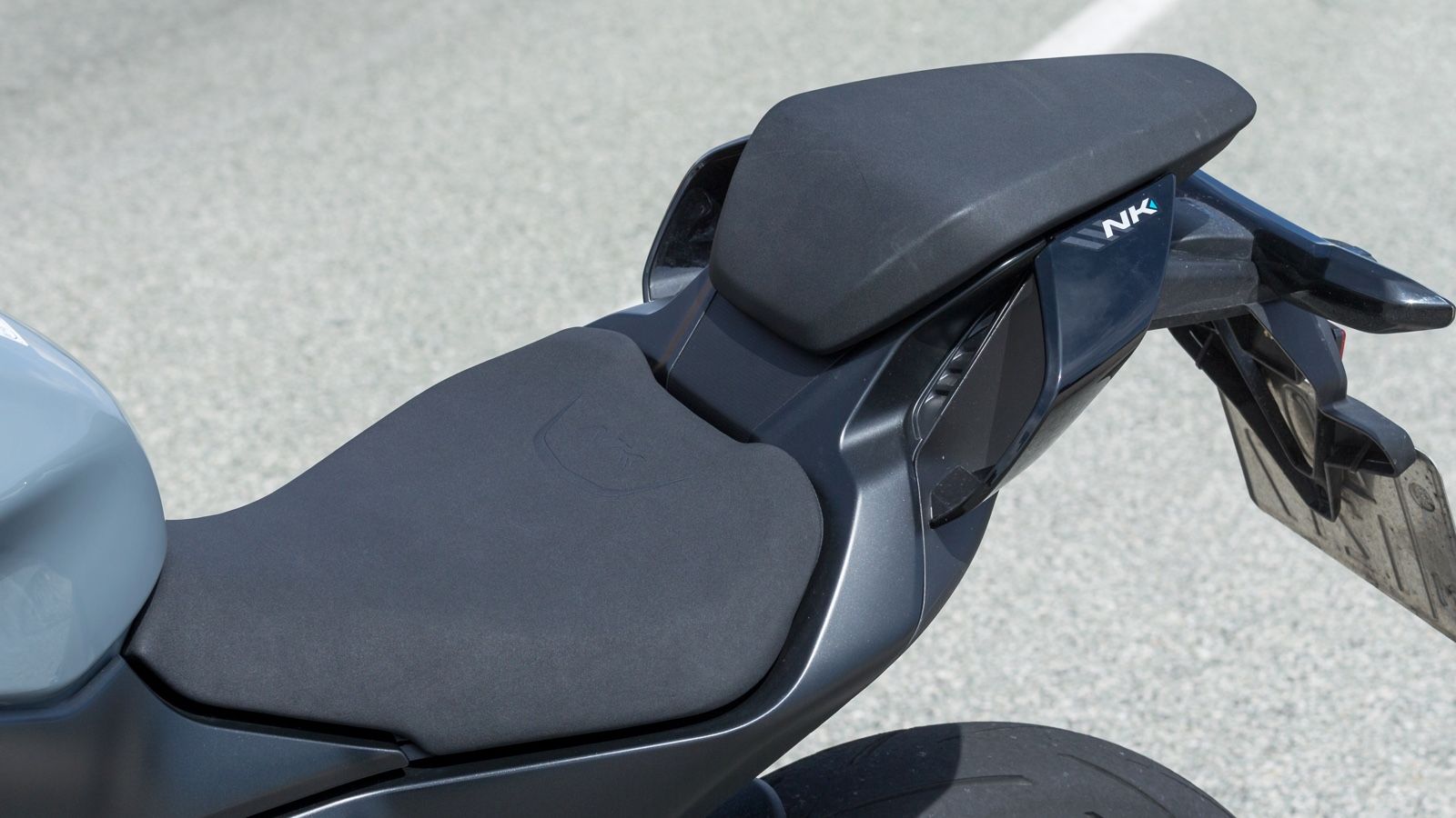 Λεπτή μπροστά και με 810 χιλιοστά ύψος από το έδαφος η σέλα.