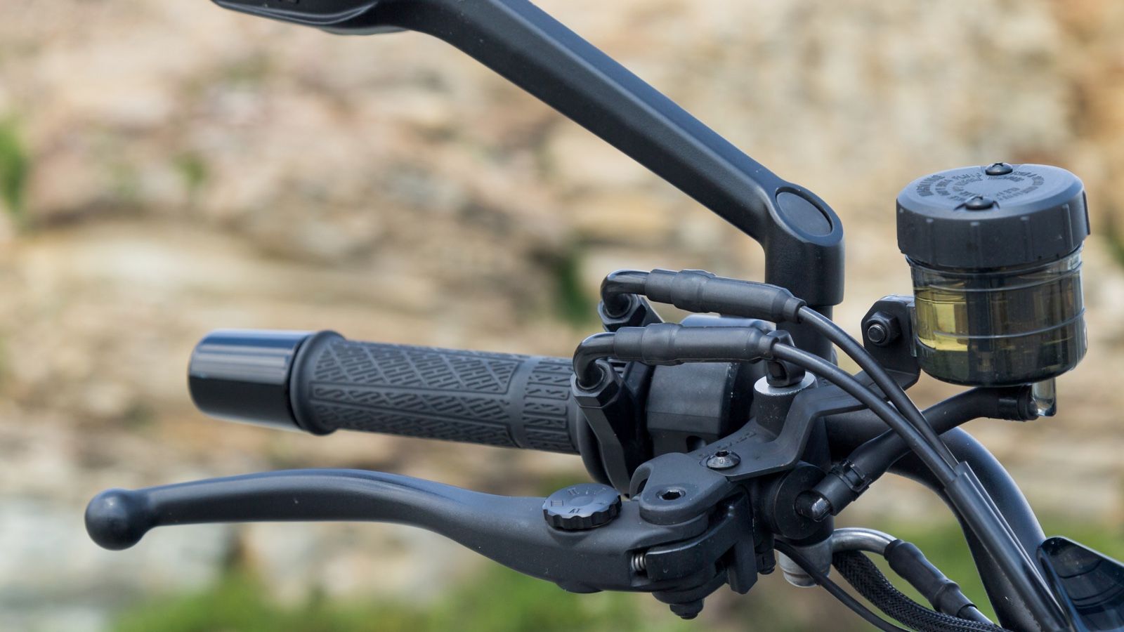 Ρυθμιζόμενες μανέτες φρένου και συμπλέκτη.