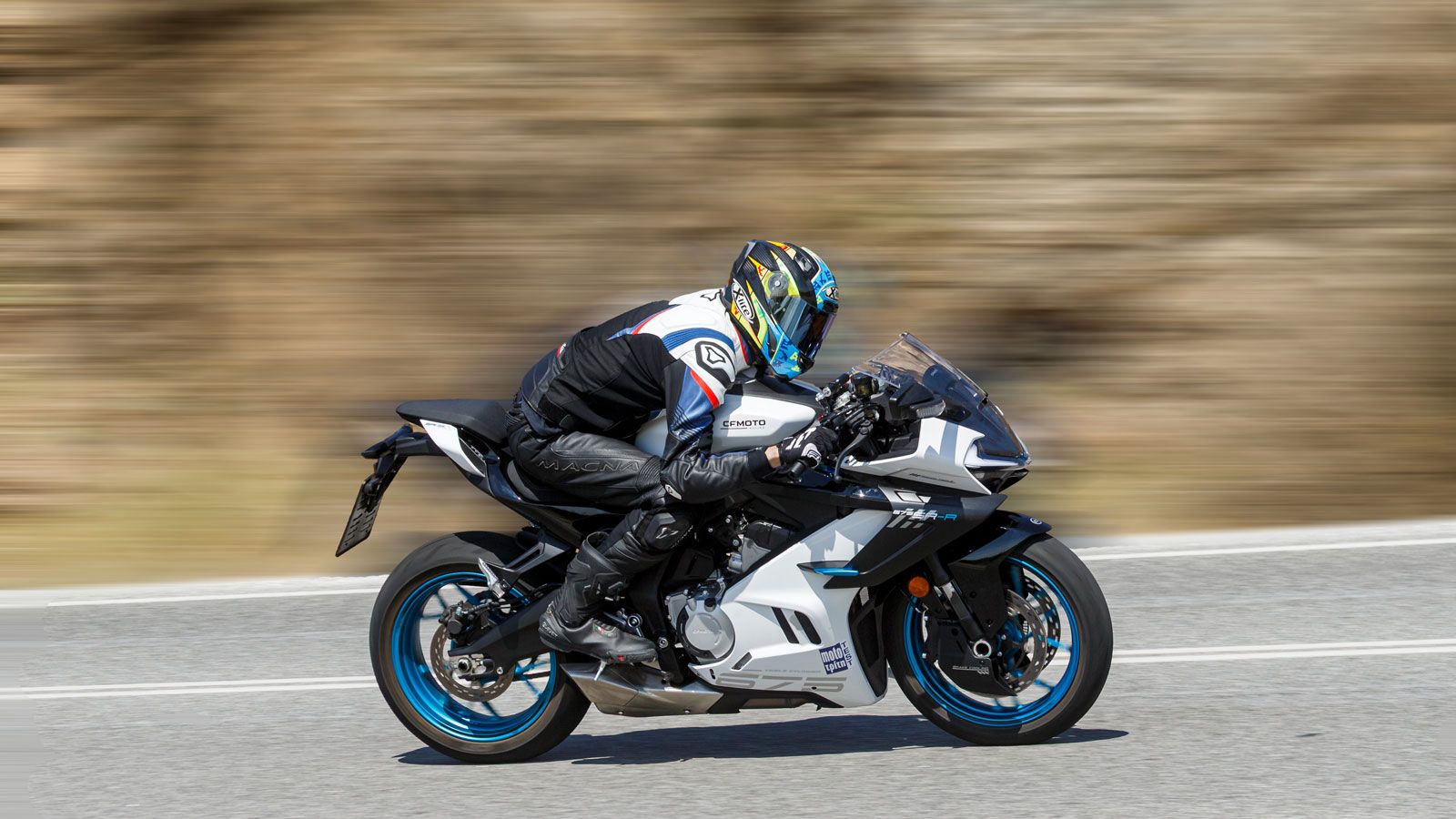 Τοποθετεί λοιπόν τον νέο της τρικύλινδρο κινητήρα σε ένα Supersport σύνολο, για να γεννηθεί το 675SR-R, το πρώτο της μάρκας που ανήκει στην Α κατηγορί