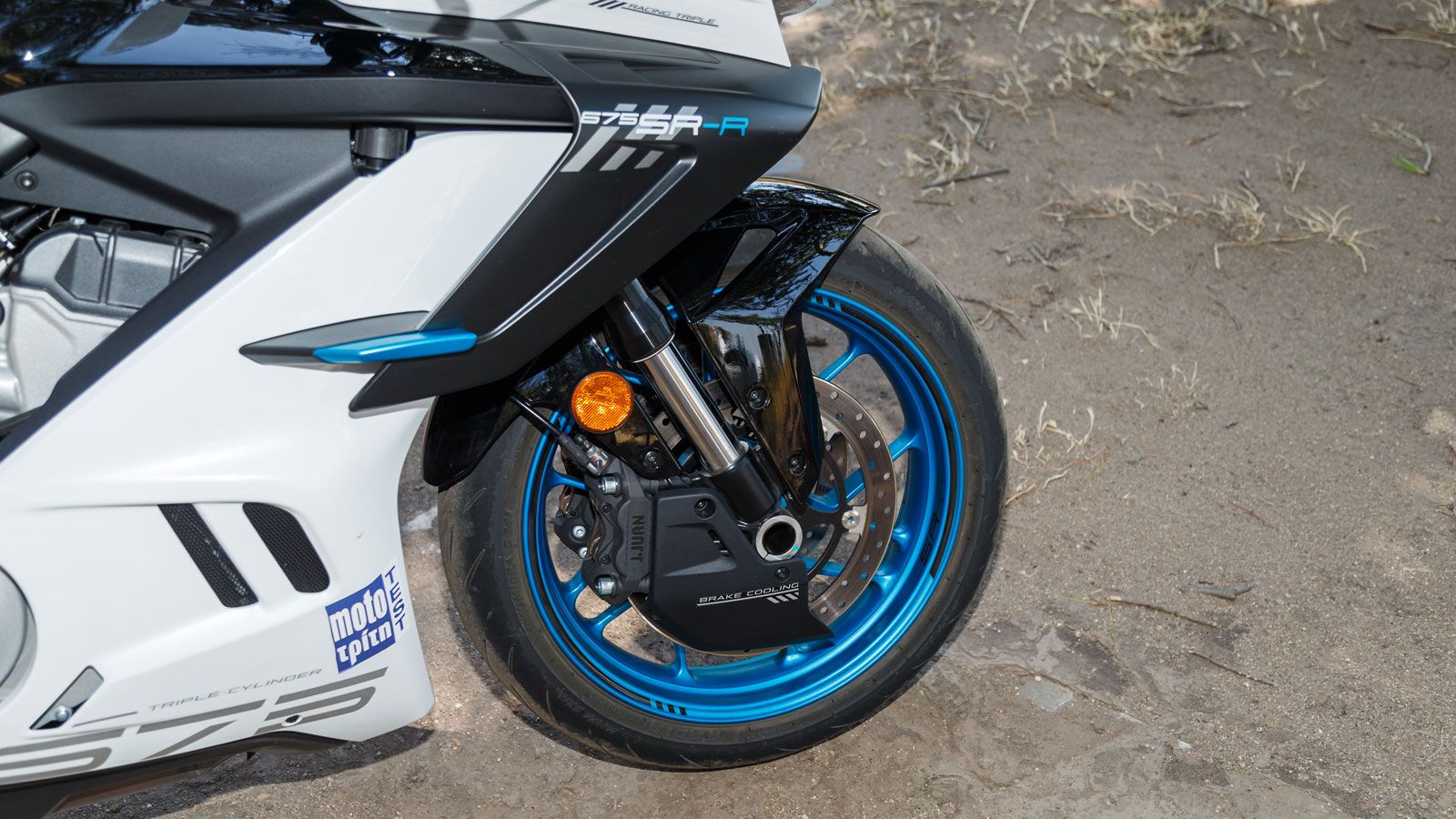 Με γρήγορη γεωμετρία, μεγάλη ακαμψία και σχετικά κοντό μεταξόνιο στα 1.400χλστ, κάνει την μοτοσυκλέτα εξαιρετικά ευέλικτη, ενώ είναι ταυτόχρονα αρκετά