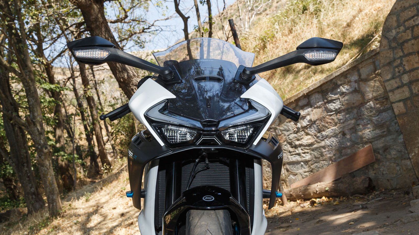 Έτσι και το 675SR-R, φέρνει κάτι φρέσκο στην μεσαία κατηγορία των supersport, με φουτουριστικά στοιχεία και αιχμηρές γραμμές. 