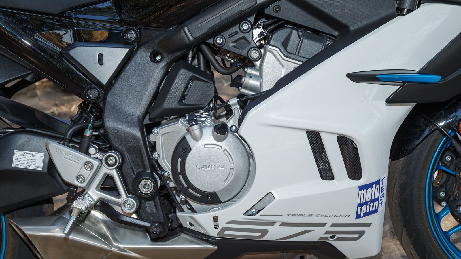 Στο επίκεντρο του 675SR-R βρίσκεται φυσικά ο κινητήρας του, ο πρώτος τρικύλινδρος εν σειρά της CFMOTO, που γνωρίσαμε στο 675NK.