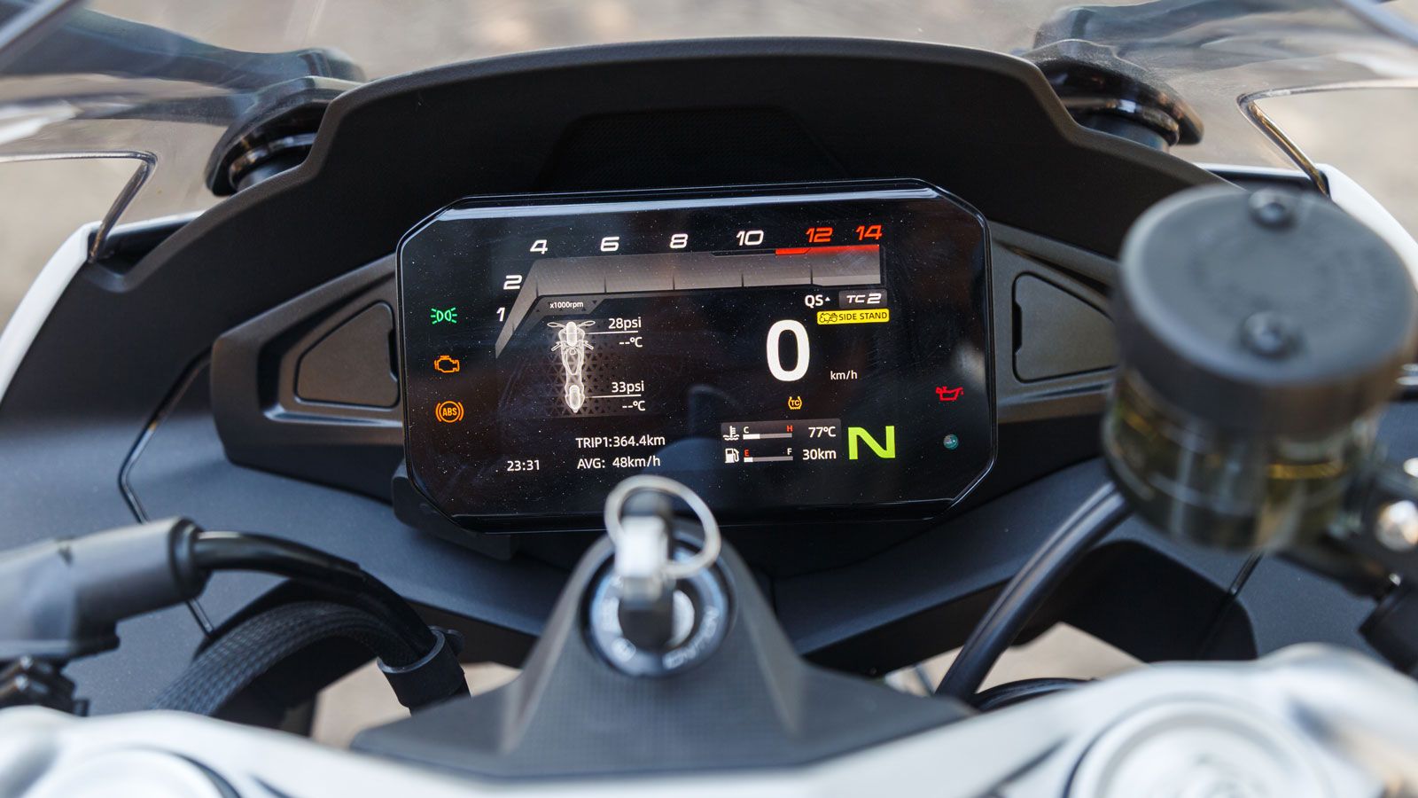 Πολύ εύκολοι στον χειρισμό είναι οι διακόπτες και ιδιαίτερα το Joystick στην αριστερή πλευρά, μέσω του οποίου πλοηγείσαι στο μενού της έγχρωμης, 5άρας