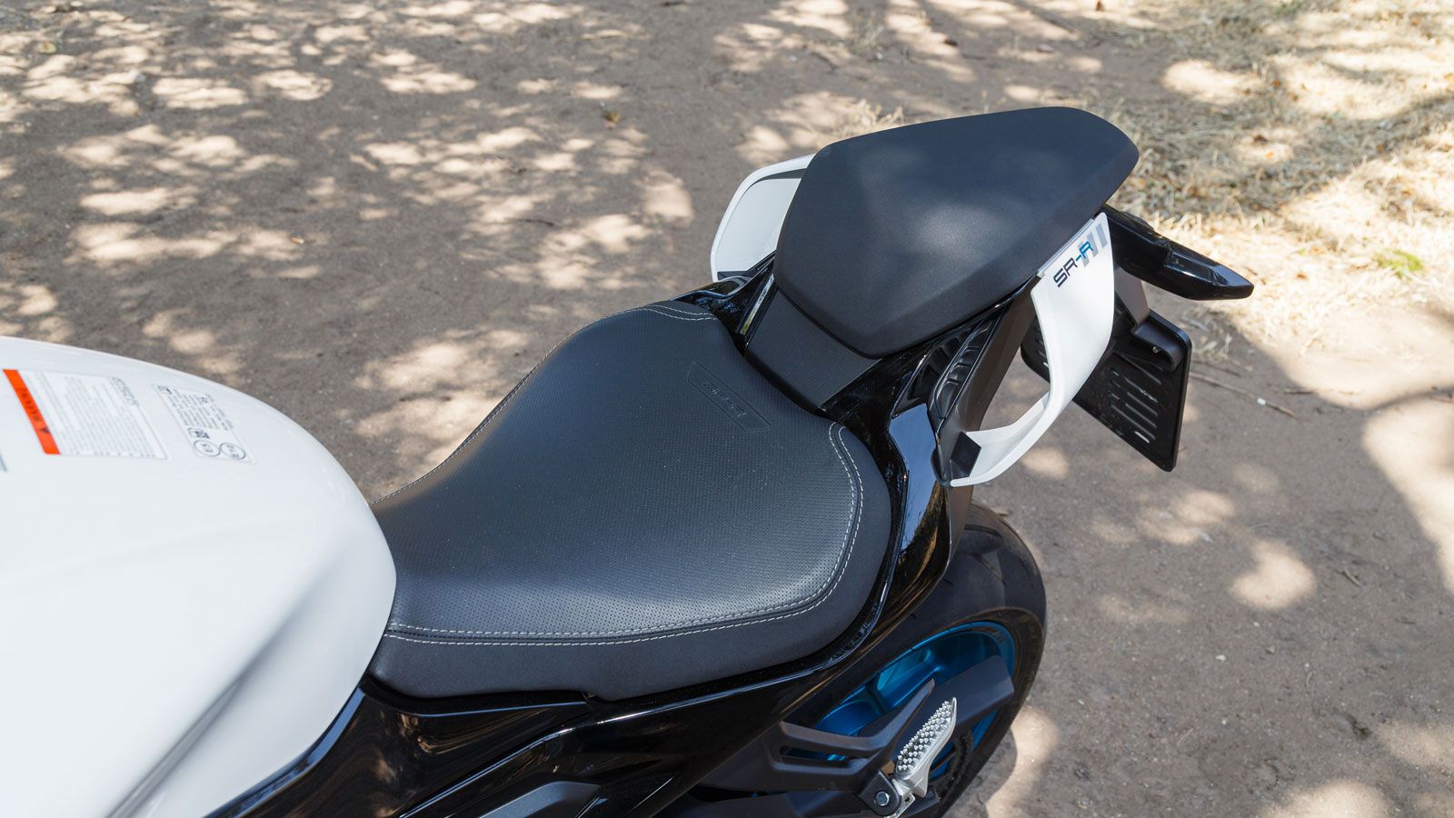 Η θέση οδήγησής του είναι αρκετά φιλική με τα μαρσπιέ να τοποθετούνται σε σημείο που δεν κάνουν τα γόνατα να λυγίζουν υπερβολικά, ενώ το τιμόνι βρίσκε