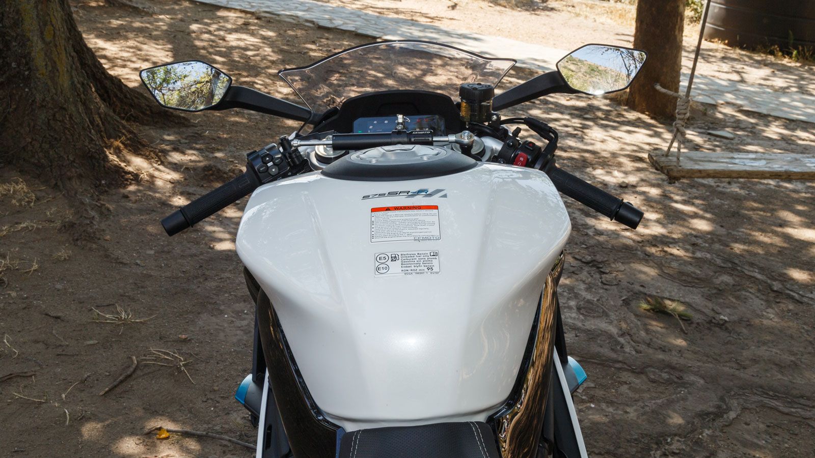 Οι βαφές στα πλαστικά αλλά και μεταλλικά μέρη είναι εξαιρετικές, ενώ η συναρμογή τους φαίνεται στιβαρή χωρίς αυτά να παρουσιάζουν τριγμούς κατά την οδ