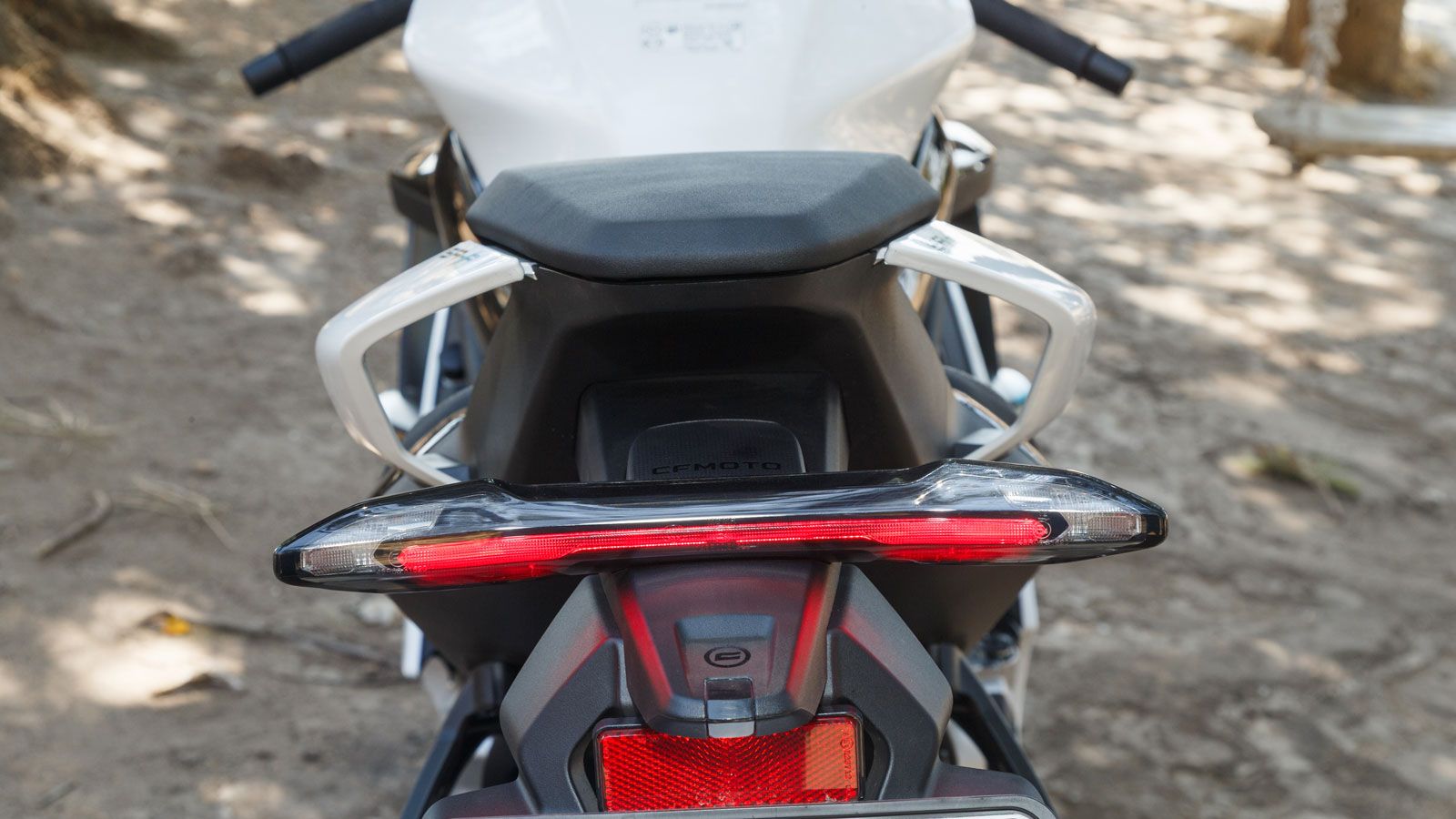 Ο σχεδιασμός του επιστρατεύεται τον μινιμαλισμό, κάτι που μαρτυρούν το μούτρο και η ουρά, ενώ οι compact διαστάσεις του το κάνουν να μην διαφέρει πολύ