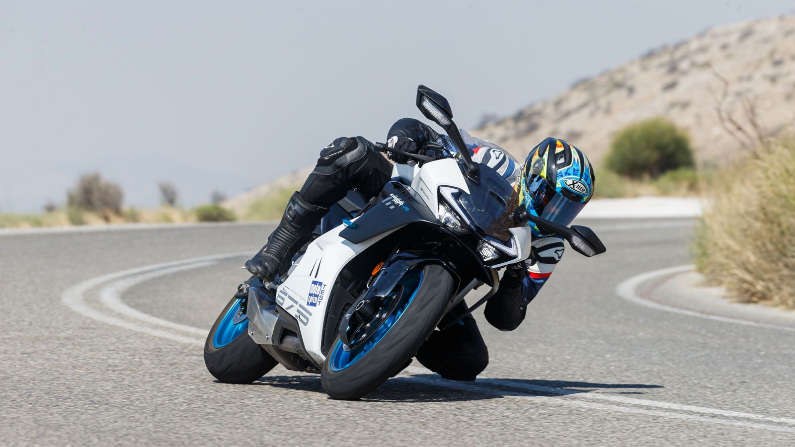 Το Traction Control αποτρέπει αποτελεσματικά επικίνδυνες ολισθήσεις του πίσω τροχού, κόβει αρκετά απότομα το γκάζι όμως όταν επεμβαίνει, με την απενερ