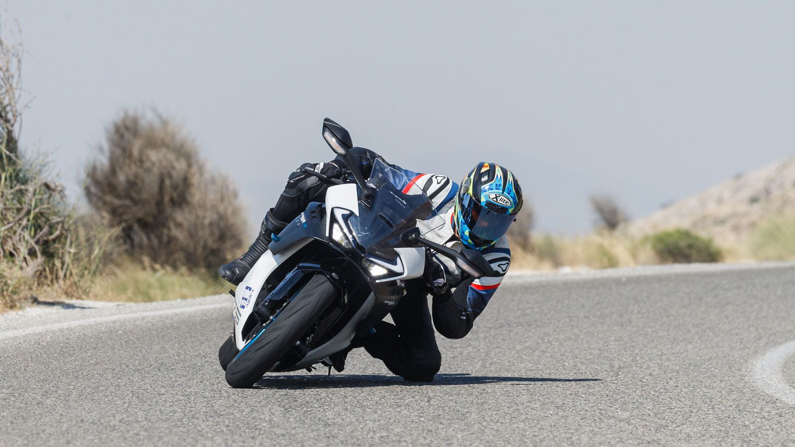 Γνωρίσαμε για πρώτη φορά τον νέο τρικύλινδρο εν σειρά κινητήρα της CFMOTO στο γυμνό 675NK, στο οποίο μας εξέπληξε με την ομαλή του λειτουργία και τις 