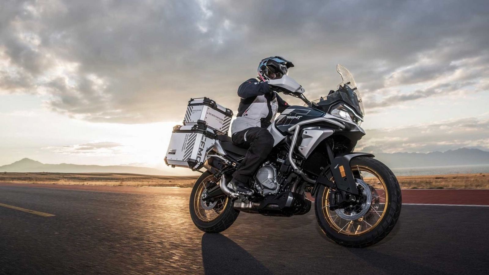 Το CFMOTO 700MT 2025 επανασυστήνεται με πλήρη ανανέωση στον εξοπλισμό του, ανεβάζοντας σημαντικά τον πήχη στην κατηγορία των μεσαίων adventure.