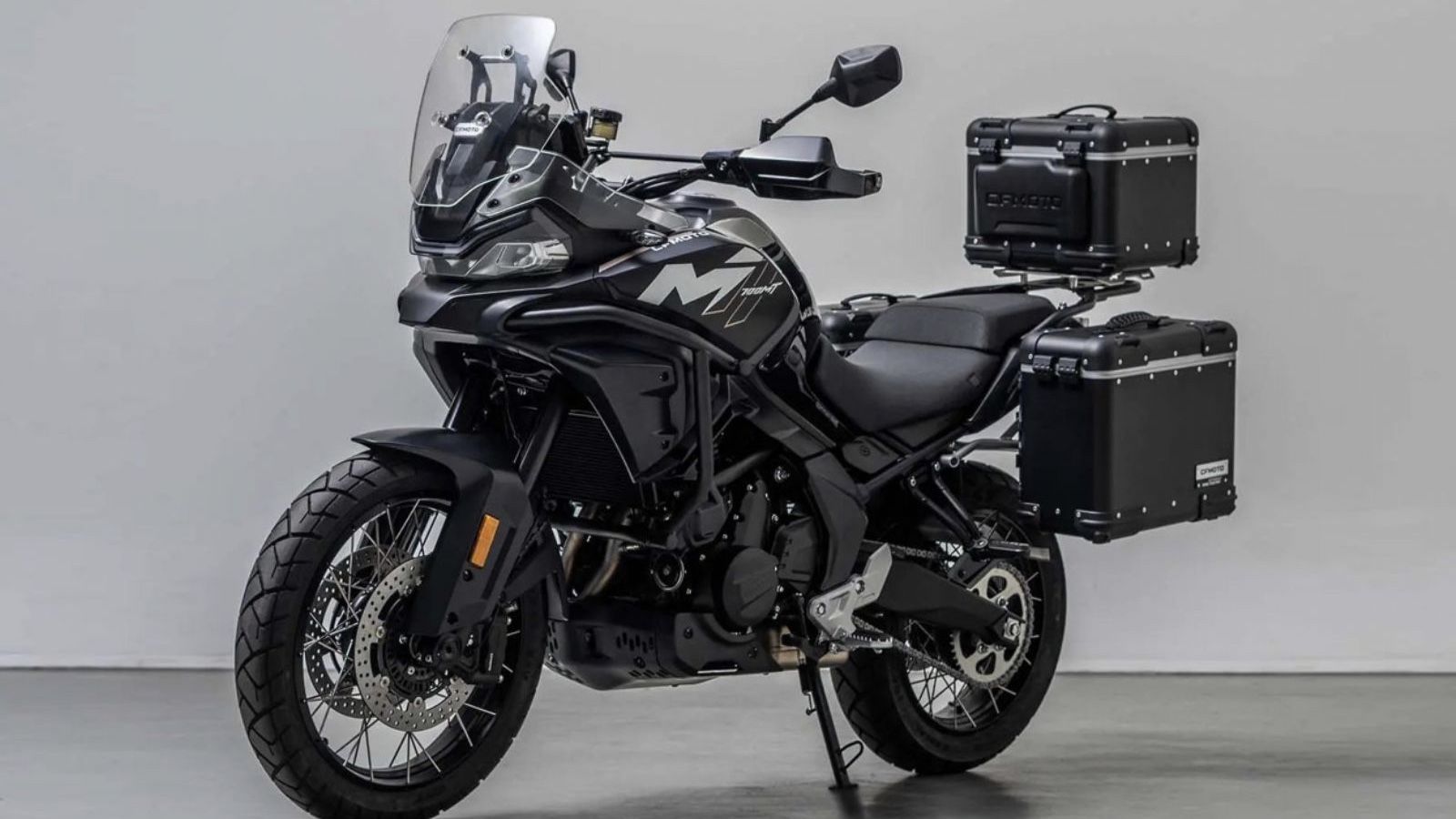 Το 700MT 2025 διαθέτει αισθητική που τονίζει τον περιπετειώδη χαρακτήρα του, με καρίνα προστασίας κινητήρα, προστατευτικά κάγκελα, ρυθμιζόμενο ανεμοθώ