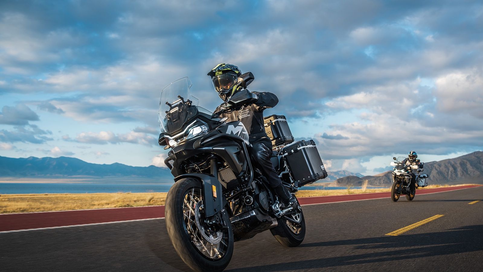 ο σύστημα φρένων περιλαμβάνει δύο δίσκους μπροστά και έναν πίσω, με το ABS να απενεργοποιείται για off-road χρήση, στοιχείο που ενισχύει τον adventure