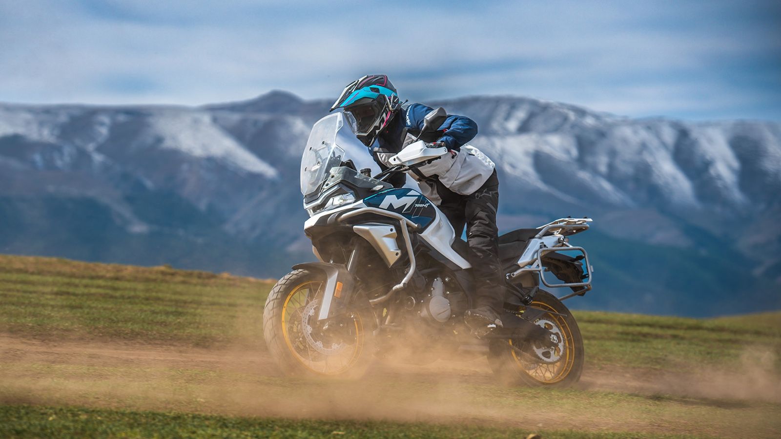 Με τιμή 6.790 ευρώ, το CFMOTO 700MT 2025 τοποθετείται επιθετικά στην αγορά ως μια πλήρως εξοπλισμένη adventure που καλύπτει ανάγκες τουρισμού, καθημερ