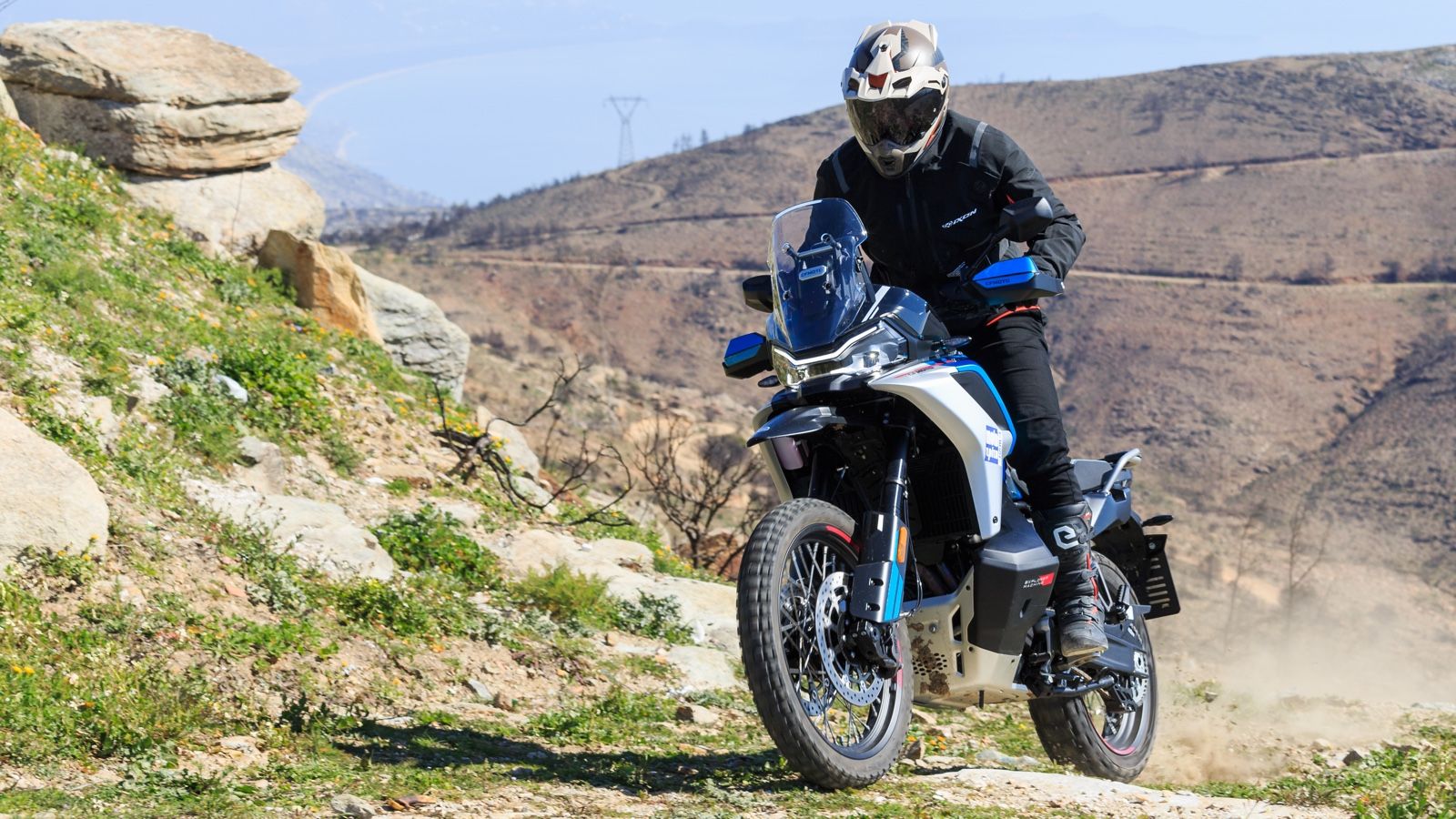 Οι δυνατότητες της μοτοσυκλέτας στο χώμα είναι αστείρευτες.