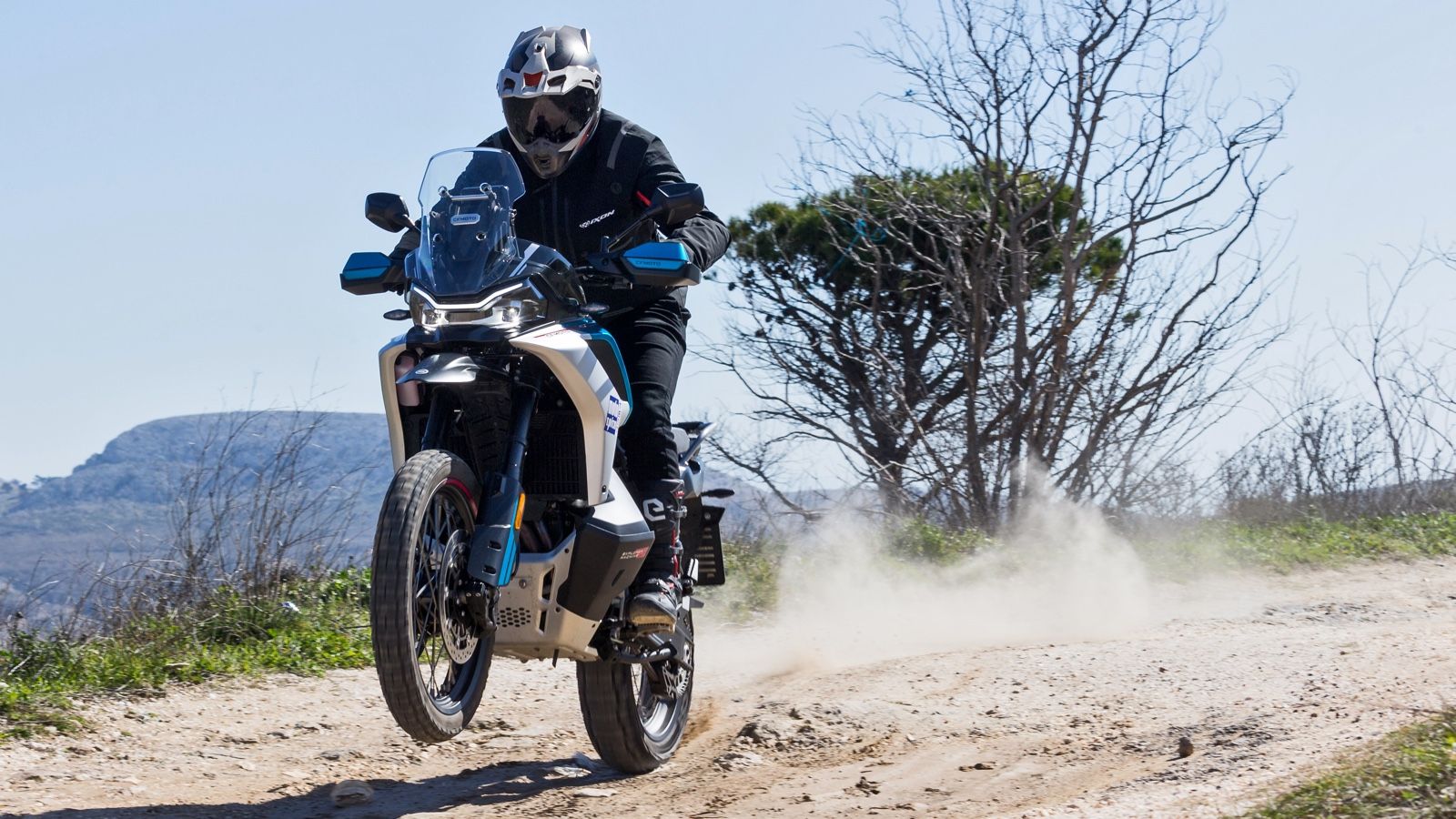 Μπαίνει δυναμικά στην γεμάτη ανταγωνισμό κατηγορία των μεγάλων Adventure με καθαρά χωμάτινο προσανατολισμό, θέλοντας να αλλάξει τα δεδομένα.