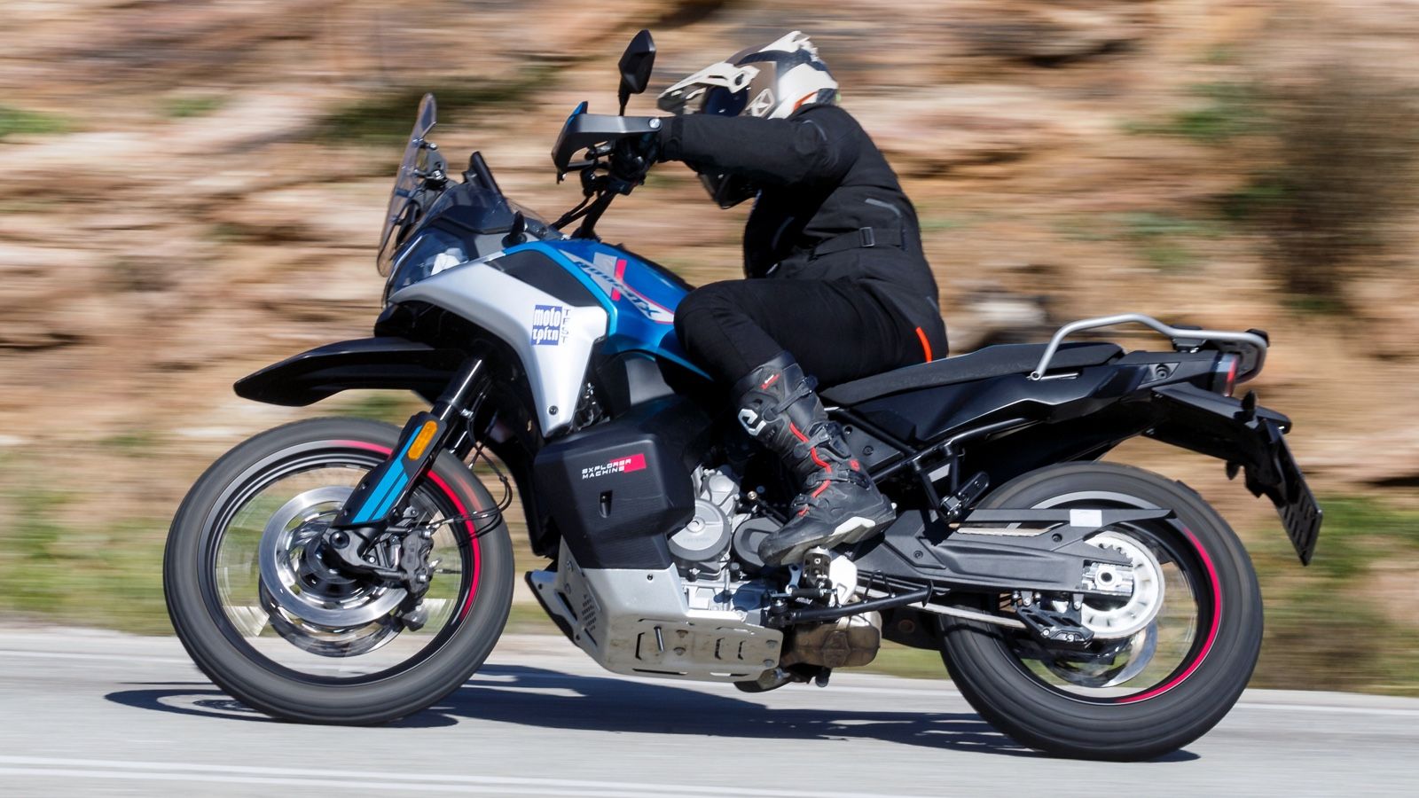 Η τοποθέτηση του ρεζερβουάρ που χωρίζεται σε δύο τμήματα χαμηλά, βελτιώνει σε μεγάλο βαθμό την οδηγική του συμπεριφορά τόσο στο χώμα όσο και στην άσφα