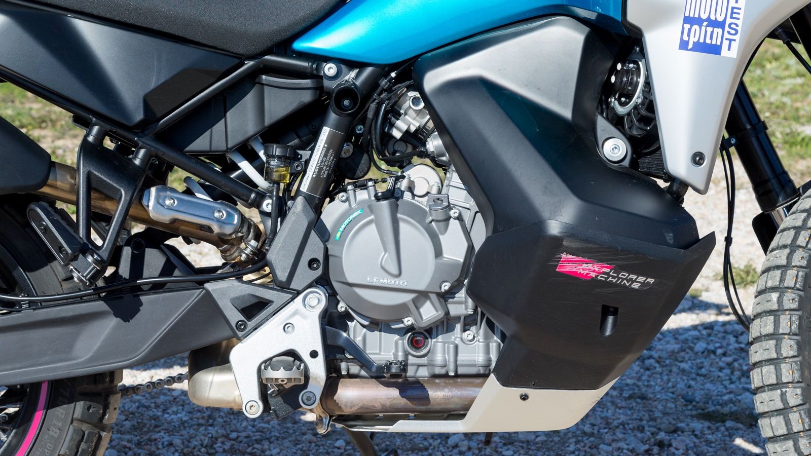 Δικύλινδρος 799 κ.εκ. με διαστήματα ανάφλεξης 270° και 90 ίππους.