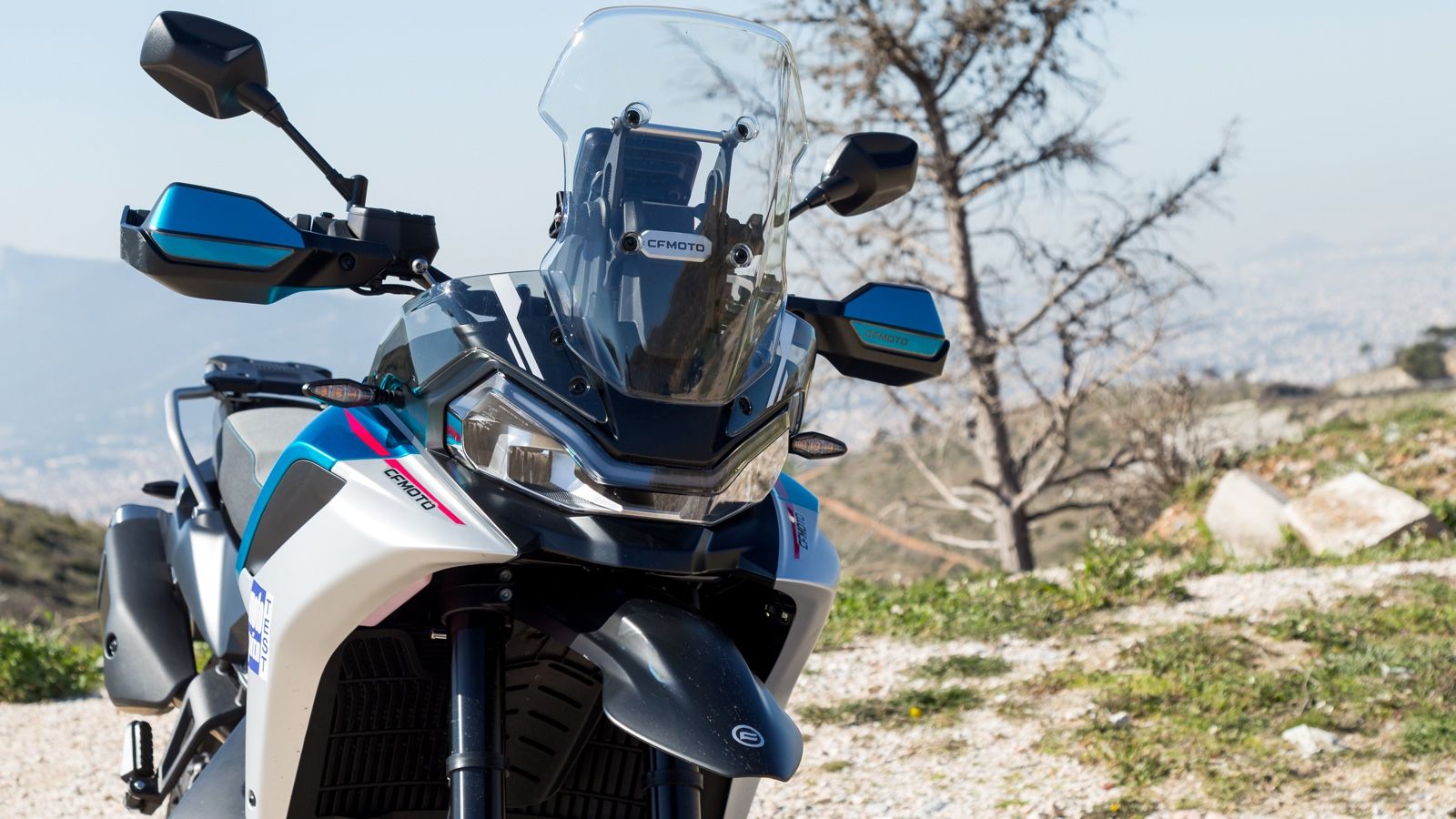 Η σύνθεση των φώτων εμπρός παραμένει ίδια, με ένα μεγάλο DRL σαν φρύδι επάνω από τον κεντρικό LED προβολέα σε ένα σύνολο με βλοσυρό ύφος. 