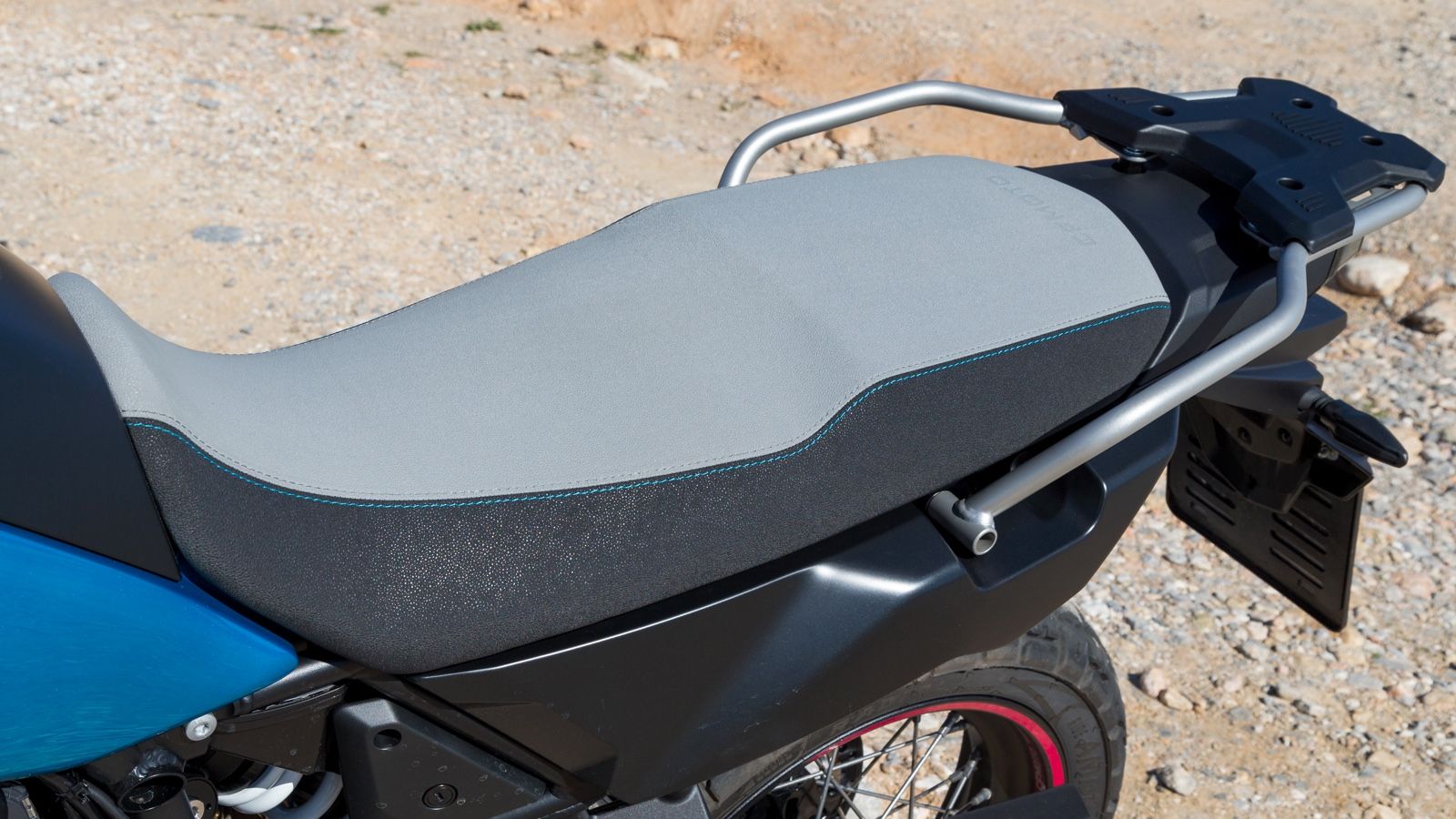 Επίπεδη και άνετη σέλα που εξυπηρετεί περισσότερο την εκτός δρόμου οδήγηση.