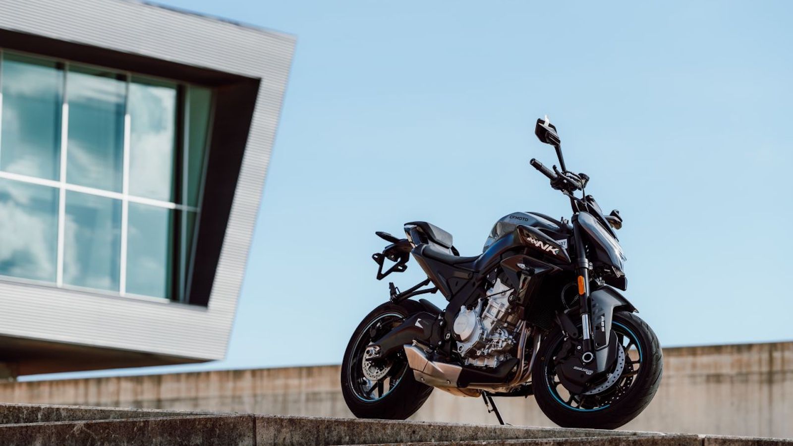 Νέα πλούσια CFMOTO 675ΝΚ με δικό της τρικύλινδρο κινητήρα και entry 125NK