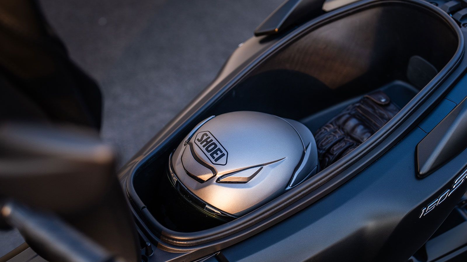 Χώρος για κράνος κάτω από τη σέλα.