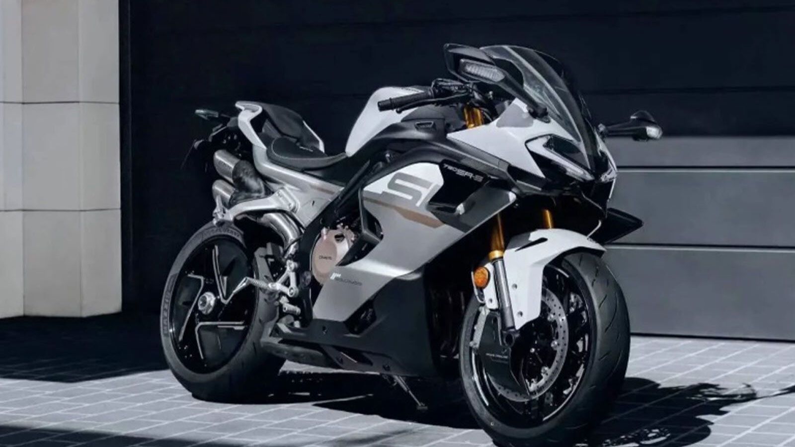 Οι πρώτες πληροφορίες αναφέρουν πως η μοτοσυκλέτα θα κινείται από τετρακύλινδρο εν σειρά κινητήρα, με απόδοση άνω των 100 ίππων, μετατρέποντας την 750