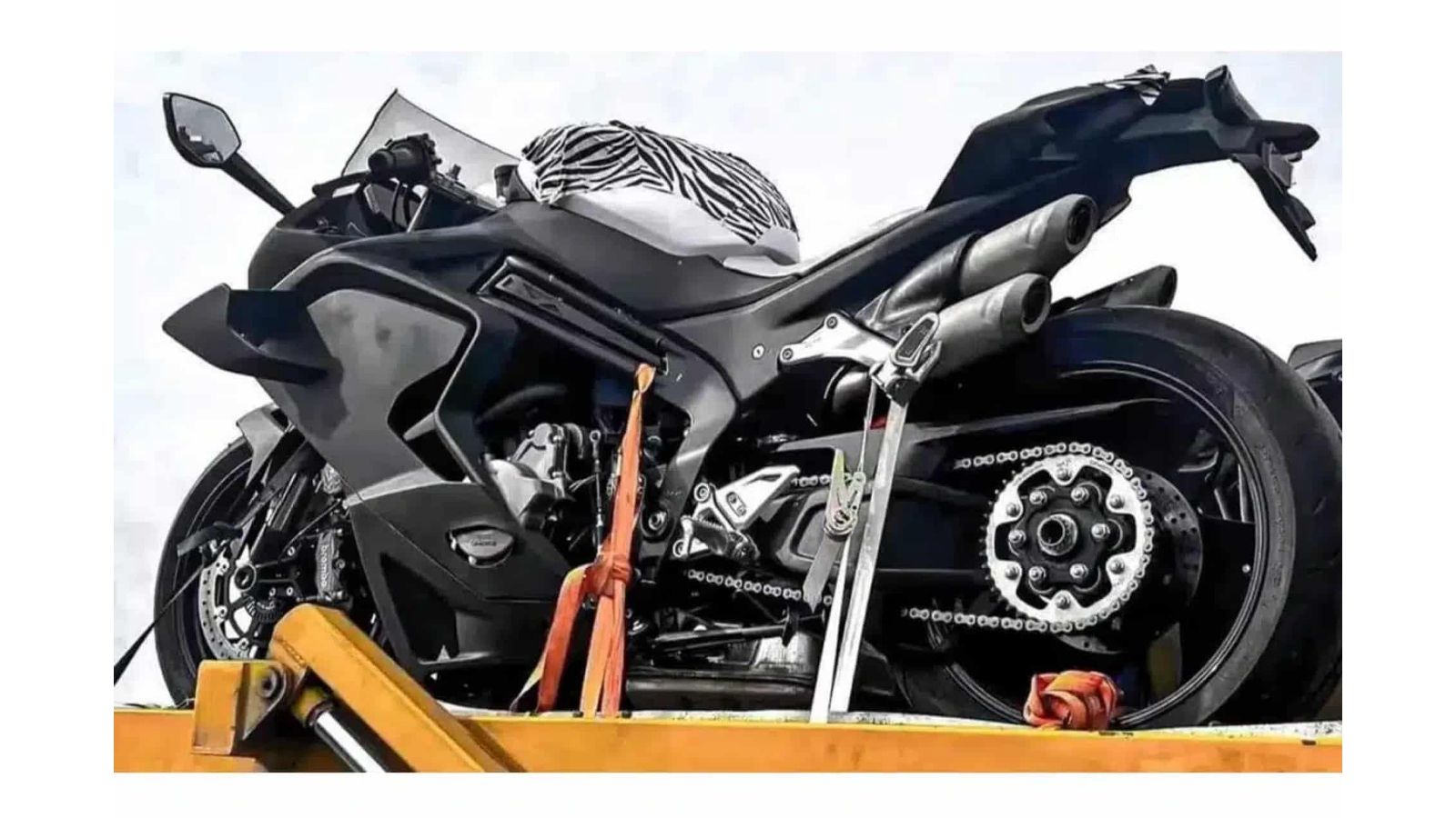 CFMoto 750 SR-R 2025: Νέα τετρακύλινδρη με αεροδυναμικό κάλυμμα πίσω τροχού